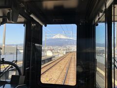 最後尾の車両に乗りましたが、竪堀駅では真正面に富士山を見ることができました。