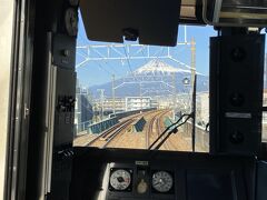 続く柚木駅でも真正面に富士山が見えました。