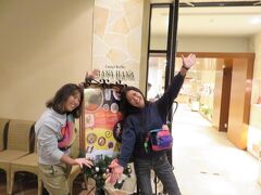 午後７時
ディナーはカジュアルブッフェ・ハナハナ
今日ダイビングに連れて行ってくれたお二人をご招待