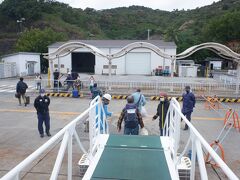 　24時間の長い長い船旅を終えて小笠原父島・二見港に到着です。もちろん自分の中では、国内航路では一番長くて遠かったです。ある意味日本で一番遠い場所です。国際航路も入れると、昔乗った上海フェリーの大阪～上海の二泊三日が最長ですね。学生時代なんですけど、初中国はフェリーでした。