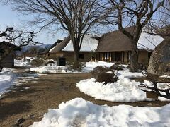 　重要文化財「菊池家の曲り屋」。１７５０年頃に建てられたもので、同じ屋根の下で人と馬が暮らしていました。