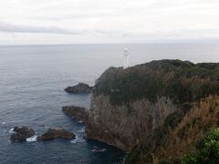 　表紙のジョン万次郎像をみてから、岬の灯台まで行ってみました。花崗岩の断崖絶壁の岬の先端に白い足摺岬灯台が立っていました。岬の先には悩みのない天国のような場所があると信じられていたそうです。