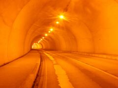 　長く簡素なトンネルに入りました。しかしトンネル内は雨がなく入りやすく助かりました。こんな立派なトンネルですが対向車もなくぜいたくな道路を走らせていただきました。