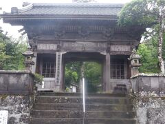 　一刻も早く雨宿りをしたい、という思いで延光寺の仁王門をくぐりました。