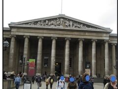 大英博物館正面・世界三大博物館とされる大英博物館の正面は、ギリシャ神殿のようですね。