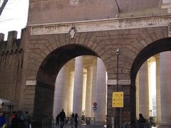 ヴァチカン美術館のあとは、いよいよ、サン・ピエトロ大聖堂へと移動します。

移動とはいっても隣ですが。

こちらは天使の門といわれる門で、バチカンへの入り口ですね。