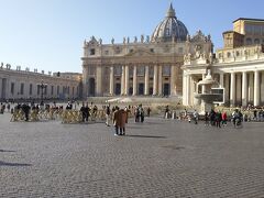 サン・ピエトロ大聖堂とその前の広場です。

ヴァチカンのシンボルです。