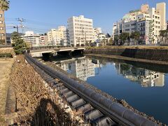 出島は中島川をはさんで長崎港に突き出していた。
北側の表門は出島橋を通じて街につながっている。