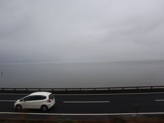 車窓からの宍道湖、生憎の曇天ですが湖沿いを車と電車が走って楽しい！！