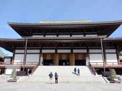 大本堂でお参り　成田のお寺ですし、やっぱり空に関することで　早く海外旅行に行ける平和な世の中になってほしいです