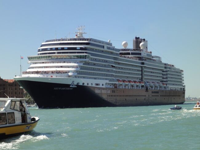 ヴェネツィア港内を行きかう大型船の数々････