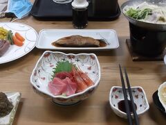 田端屋の美味しい夕食　何とか完食
この後、最年長のＴさんと部屋飲み　そのおかげか23時すぎの地震に気づかず