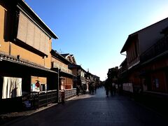 花見小路も人が少ない～。
以前は、花見小路を歩けば人に当たる！ってほどに人だらけだったのに、まさかの人の少なさ…
でも、これが本来の京都の冬なんですよね。
