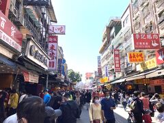 1時間ほどで三峽老街に到着。台北からほど近い観光地で、多くの人で賑わっていた。