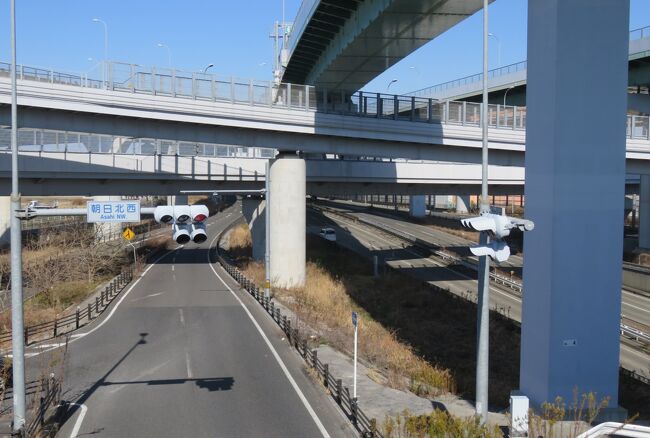 広い通りを横断歩道で横断する時の、横断歩道橋の上からの光景です。下に見えている通りは、南北に走る路線のようでした。あとで地図を確認しましたら、国道22号線当たりのようでした。