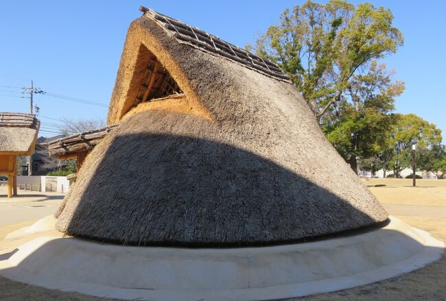 『あいち朝日遺跡ミュージアム』の影が映り込んだ、『復元竪穴住居』の光景です。こちらの復元施設も、屋根から破風に相当する部分にかけては、現代でも通用するような見事な造りでした。