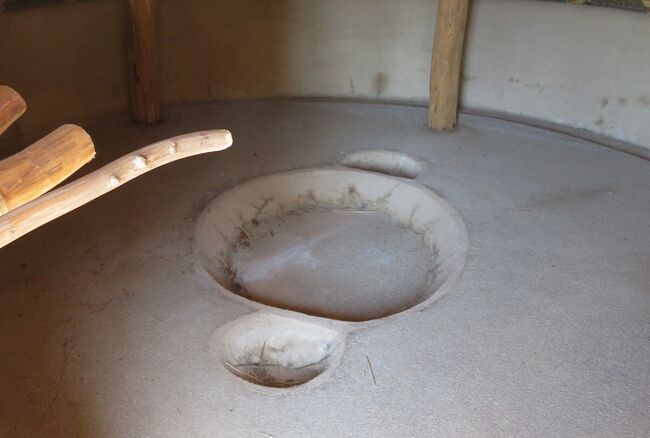 『復元竪穴住居』のタイトルがあった説明パネルで紹介されていた、大きな穴と、その左右に付属した小さな穴の光景です。解説はされていませんでしたが、大きな穴が火を使う炉で、小さな穴は、鍋を掛ける軸を支えた支柱の穴のようにも見えました。しかし、この再現施設では、火を遣った跡はなく、小さな穴も、底が浅過ぎるようですから、別の説明が要りそうです。