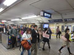 阪急京都線の終点、河原町駅（現：京都河原町駅）に着きました。
朝の８時前。通勤通学ラッシュの時間帯で多くの人。