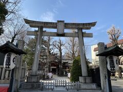 千住大橋を抜けると見えるのは素盞雄神社。