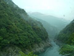 さて、バスに乗って移動です。
大雨の中、四国の山道を進みます。

これは途中の小歩危。
車窓から撮りました。