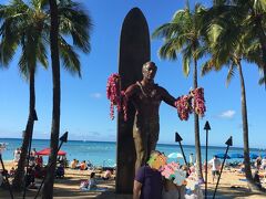 チェックインまでの時間　まずはお散歩をします。
デュークさん　アロハ～♪

初めて夫婦で訪れてみて気づいたこと
夫婦二人で歩いているとタイムシェア説明会の勧誘が何度かあり、「説明会の時間その分のんびりしたいので」とお断りしました。
同じ旅行会社を利用している日本人は同じトロリーの路線図を持ってバス停にいるので分かりやすい　滞在中夫がトロリーに乗ったのは一度だけでした。

