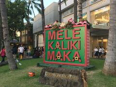 カラカウア通りをブラブラ、ホテルに帰ります。
MELE KALIKI MAKA ＝メリークリスマスのハワイ語だそうです。
