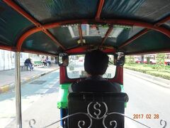 トゥクトウゥクに乗って市内を移動しましたが、値段交渉が出来ない為、相手の言いなりになってしまいます