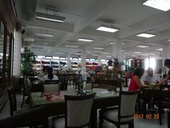 ジムトンプソンの家を後にして、次に向かったのはジムトンプソンのアウトレットがありますので、アウトレットで買い物をしました