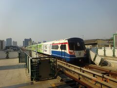 BTSスクンビット線のバーン・チャーク駅から乗車して空港に向かいます