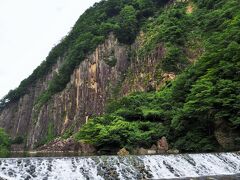 往きは、遠刈田経由の蔵王高原エリアを通って来ましたが、帰路は・・・なぜか往きと違うルートがカーナビで示され（かなりよくあることですが・・・）、七ヶ宿湖沿いに白石へ出るというルートになりました。違うルートで帰ってみるのもいいかな・・・と素直に従うことに。
途中、もともと寄る予定ではなかったのですが、事前にマップをチェックした時に気になっていた「材木岩」というスポット近くを通るので、せっかくだからと急遽、道路標識を見て寄り道しました。