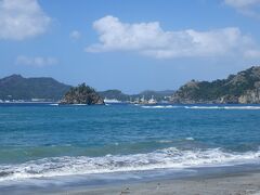 最後に宿の近くの扇浦海岸にもう一度寄ります。こんな天気が毎日続いたらいいのにぃ、と思います。やっぱり島旅は自転車がいいなーと思います。