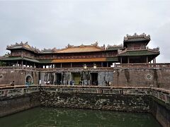 體仁門をくぐった先に待ち受けていたのは、王宮の正門となる午門。

北京にある紫禁城の午門を模して造られたという高さ約17m、幅約58mのこの門は、1805年に阮朝初代皇帝のザーロン帝が築いた見張り台“南関台”を、1833年に第２代皇帝の明命帝（ミンマン帝、在位：1820-41年）が改築して創建したもの。

実際の紫禁城の午門と比較すると、似ているような似ていないような・・・。

【北京の休日（３）　故宮（紫禁城）の午門】
https://4travel.jp/travelogue/10574522#photo_link_22309400

いずれにしても、さすが小中華の国だけあって、紫禁城のミニチュア版のようではあります。