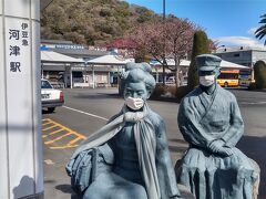 駅構内で検温チェックを済ませて外にでます。

こういうご時世ですからの川端康成の主人公もマスク着用です。