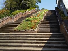 まだまだ残暑は厳しいです。

原爆が落とされたのもこんな暑い日だったのでしょう。

そう思いをはせながらも、平和公園までこの階段はきついです。。。