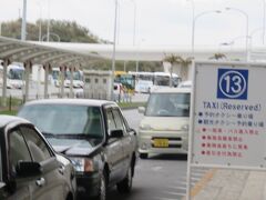 ２０１４年１２月中旬。
午後３時過ぎの那覇空港からタクシーに乗ってホテルへ向かいます。
