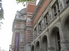 「Victoria Aibert Museum/ヴィクトリア＆アルバート博物館」写真こちら側がエントランス。