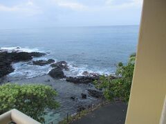 ハワイ島３日目午前７時前。
ハワイ島カイルア・コナのロイヤルコナリゾートホテルで迎える朝。
お部屋の目の前は海♪
