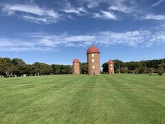 まずは明治公園へとやってきました。明治8年に日本で2番目の国立牧畜場として作られ、現在は公園として利用されています。ここには、明治時代に作られたサイトが残されています。この3つ並んだサイトの光景が、明治乳業のマークとして、昔に使用されたことがあるとか。
