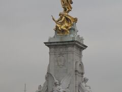 ヴィクトリア女王記念碑/ここからは衛兵交替式の旅行記とダブル写真があります。