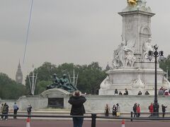 ヴィクトリア女王記念碑からもビッグベンは見えます^^)