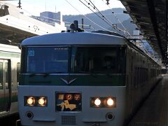 熱海には16:14に到着して、この後やってくる踊り子16号の修善寺編成と下田編成の併合シーンを撮影しようとしていたのですが、反対側の4番線に遅れている熱海折り返しの列車が居座っており、こりゃダメだ5番線に移動すると修善寺からの5両編成が到着します。

ギャラリーも多いので連結作業前にホームに規制線が張られて厳戒態勢？なので入換誘導のシーンを動画撮影しようとしたのですが、RECボタンを押し忘れるという痛恨のミスをしてしまいました。