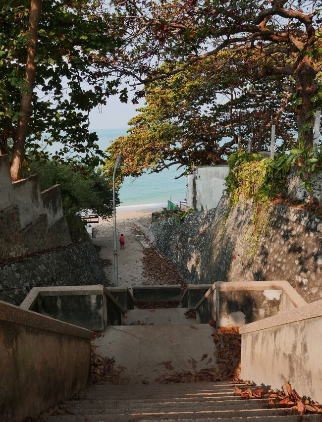 2月　16日（火）<br />昨夜パタヤから船で50分のラン島へ行くことを決めて準備をして8時40分にバリハリ桟橋に行くと役人が5名ほどいて、なんとスマホを持っていないとラン島には行けないと入船が不許可になりました。<br />仕方なくパタヤヒルのほうの海辺をウロチョロして見つけたビーチ、今から階段を下りて行きます。