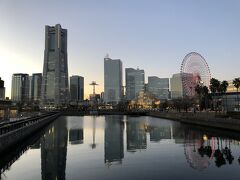 万国橋から撮影したみなとみらいエリアの写真。

万国橋は夜景で有名なスポットですが、夕暮れの景色も
綺麗でお薦めです。
一旦お部屋に戻って、夕暮れ時のみなとみらいの
景観を鑑賞しに行くことにします。