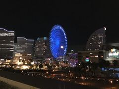 みなとみらいの夜景をズームします。

ブルーにライトアップされた時計型大観覧車「コスモクロック21」が
キレイですね。