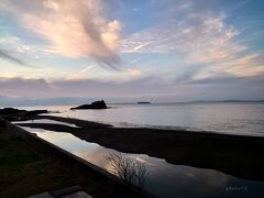 立ち上がっての柵の上からの眺め。夕焼け美しいー！！ちなみに、雲がなければこちら方面に富士山が見えるそうですよー！見えている島は「みさご島」というそうで、ヤマトタケルノミコトにまつわる伝説があるそうです。
https://www.town.kyonan.chiba.jp/soshiki/19/1312.html

風を感じながら絶景を眺めてつつの入浴。めっちゃくちゃ良かったです（*´▽｀*）