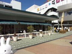 それがこちら！
パンケーキで有名なエッグスンシングスです！
入口近くで並んでいる人が！店内も混んでいます。