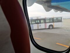 福岡空港でお世話になった西鉄のランプバス。
国内線でランプバスを使った便というのもなかなかないのでは？
鹿児島とかIBEXとかはランプバスなのかな。