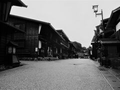 宿から10分ほどで福島宿に着きました。
早朝のため、観光客は誰もいません。

■福島宿
中山道37番目の宿場（中山道六十九次）。
1843年（天保14）の『中山道宿村大概帳』によれば、福島宿の宿内家数は158軒、うち本陣1軒、脇本陣1軒、旅籠14軒で人口は972人でした。

1927年（昭和２）の大火により、ほとんどが焼失しましたが、上の段地区（画像）は、高台にあるため大火から逃れ、古い家並みが残っています。

参考までに、奈良井宿（34番目）・妻籠宿（42番目）・馬籠宿（43番目）です。

・福島宿［木曽おんたけ観光局］
　http://www.kankou-kiso.com/spot/spot_fukushimajuku.html