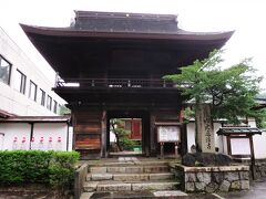 ■大通寺
1601年（慶長６年）創建。
戦国時代の木曽氏館跡で、境内に武田家から嫁いた真理姫供養塔があります。鐘楼門（しょうろうもん）は、建てられてから230年余りが過ぎ、福島宿では一番古い建物と言われています。（町の有形文化財に指定）