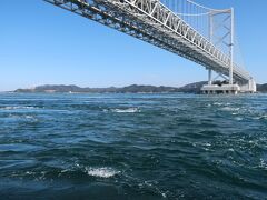 「大鳴門橋」をくぐり始めると、「渦潮」が見られるようですが、まだですねー。